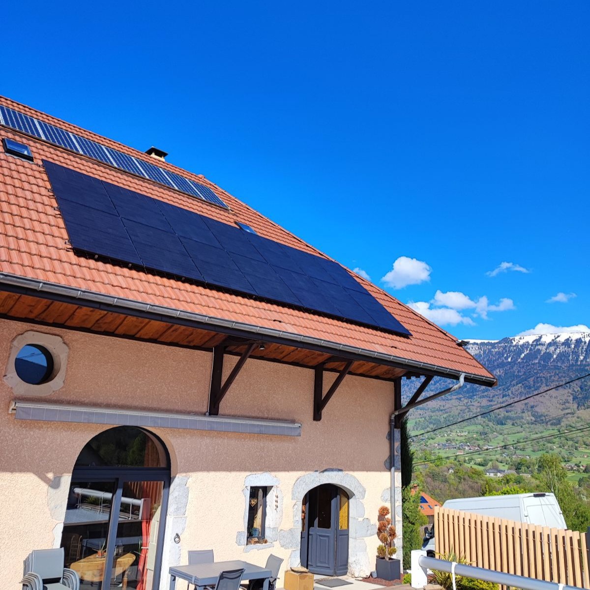 Installation panneaux photovoltaïques avec vue montagnes — Lynergie