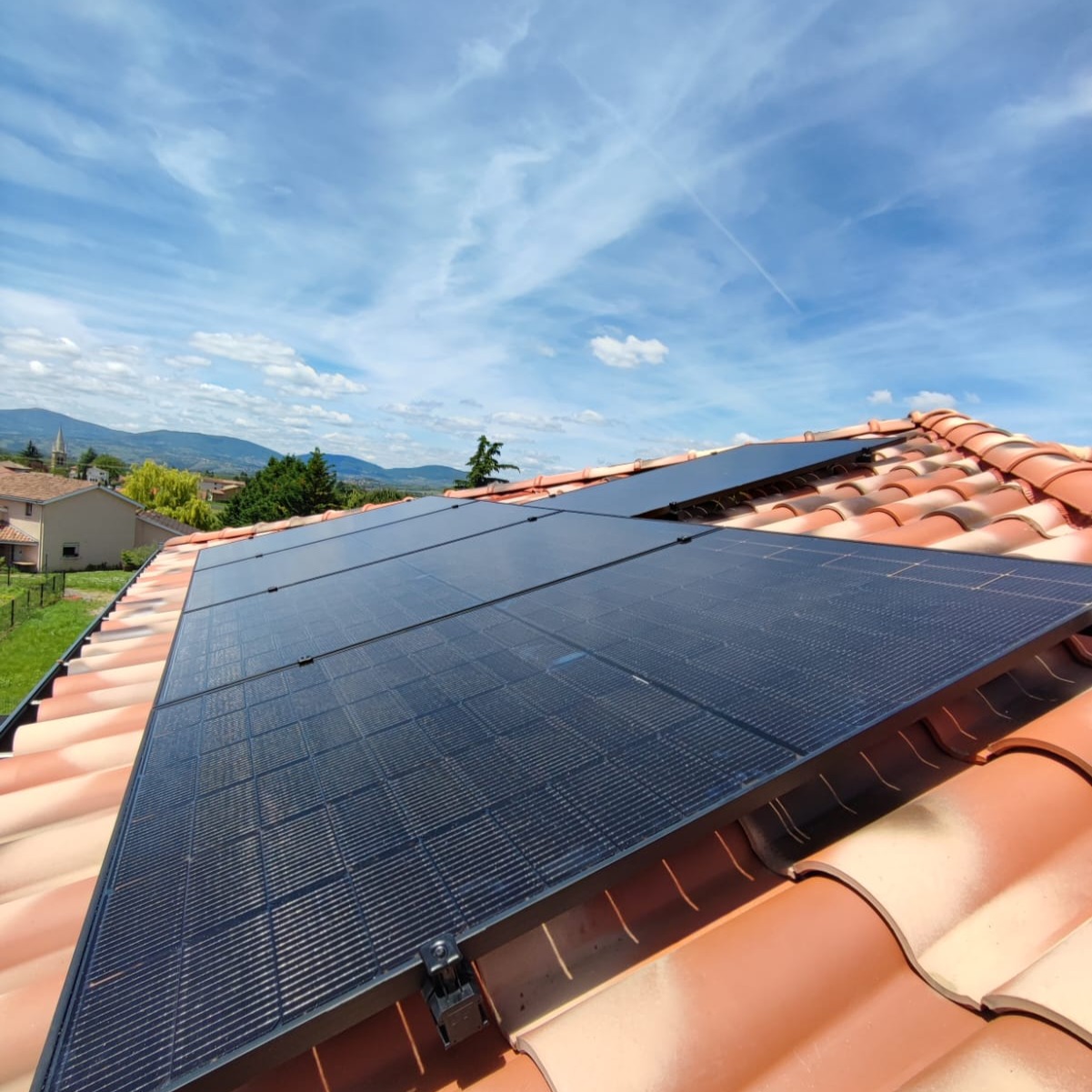 Pose de panneaux solaires sur toiture tuiles — Lynergie