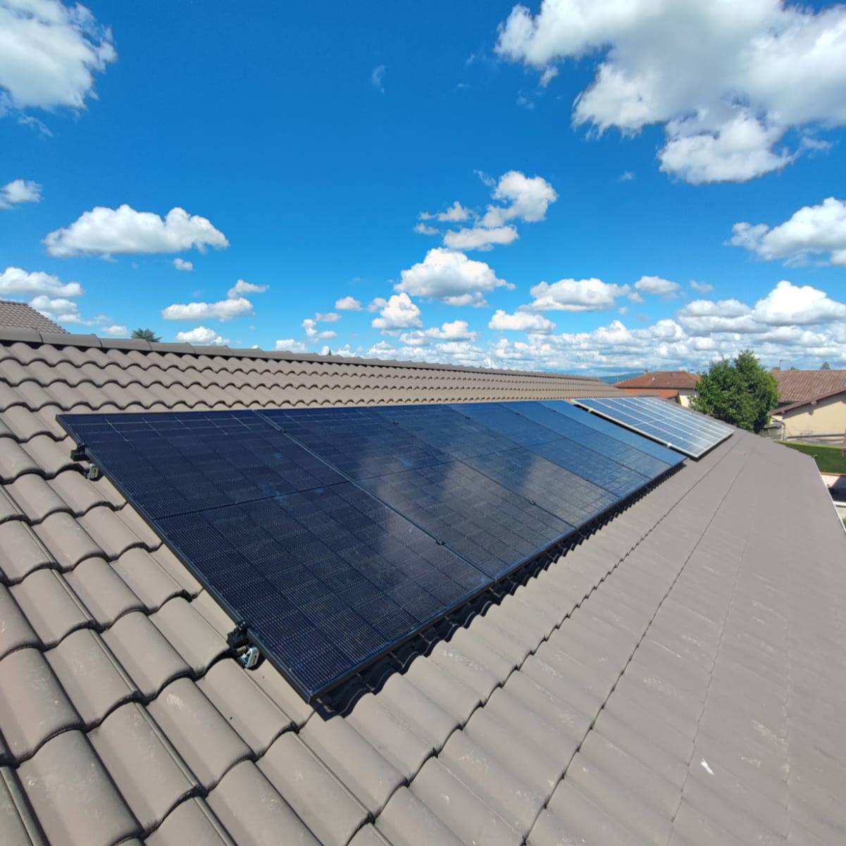 Installation solaire toiture moderne — Lynergie