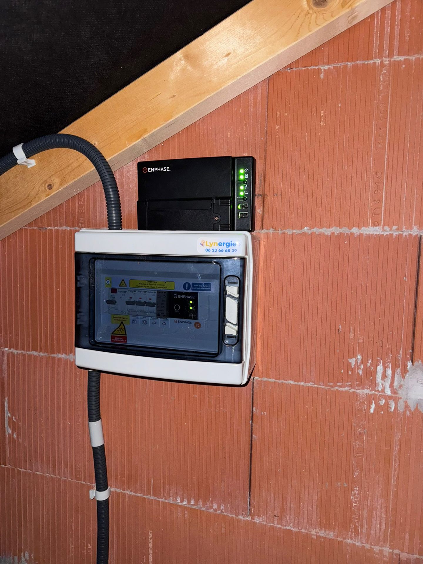 Coffret électrique Enphase posé par Lynergie
