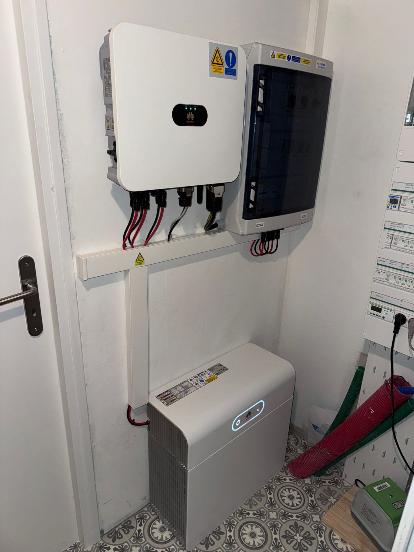 Onduleur Huawei et batterie installés par Lynergie