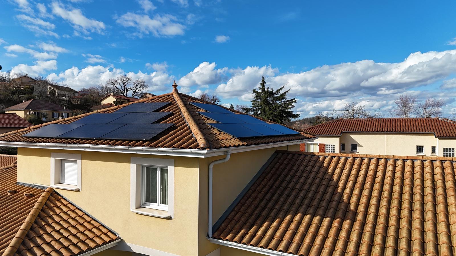 Toiture équipée de panneaux solaires Lynergie